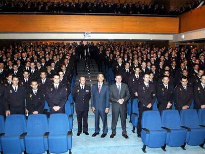 Constantino Méndez (en el centro), junto al alcalde, Alberto Ruiz-Gallardón (derecha), y el comisario Miguel Ángel Fernández Rancaño (izquierda), en la presentación de los nuevos policias.