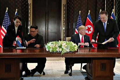 Kim Yo-jong, hermana del líder norcoreano, entrega el documento a Kim Jong-un para que lo firme en presencia del presidente de los Estados Unidos, Donald Trump.