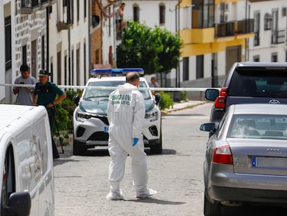 Miembros de la Guardia Civil reúnen evidencias cerca de la vivienda donde se han encontrado los dos cuerpos, en Pozoblanco (Córdoba), este martes.