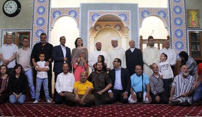 Musulmanes en la mezquita de Villaverde. En un viernes de Ramadán, hasta 300 personas acuden a hacer oración.