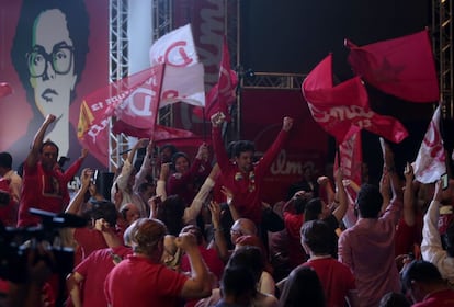 Militantes e simpatizantes do PT comemoram a vitória de Dilma Rousseff em Brasília.