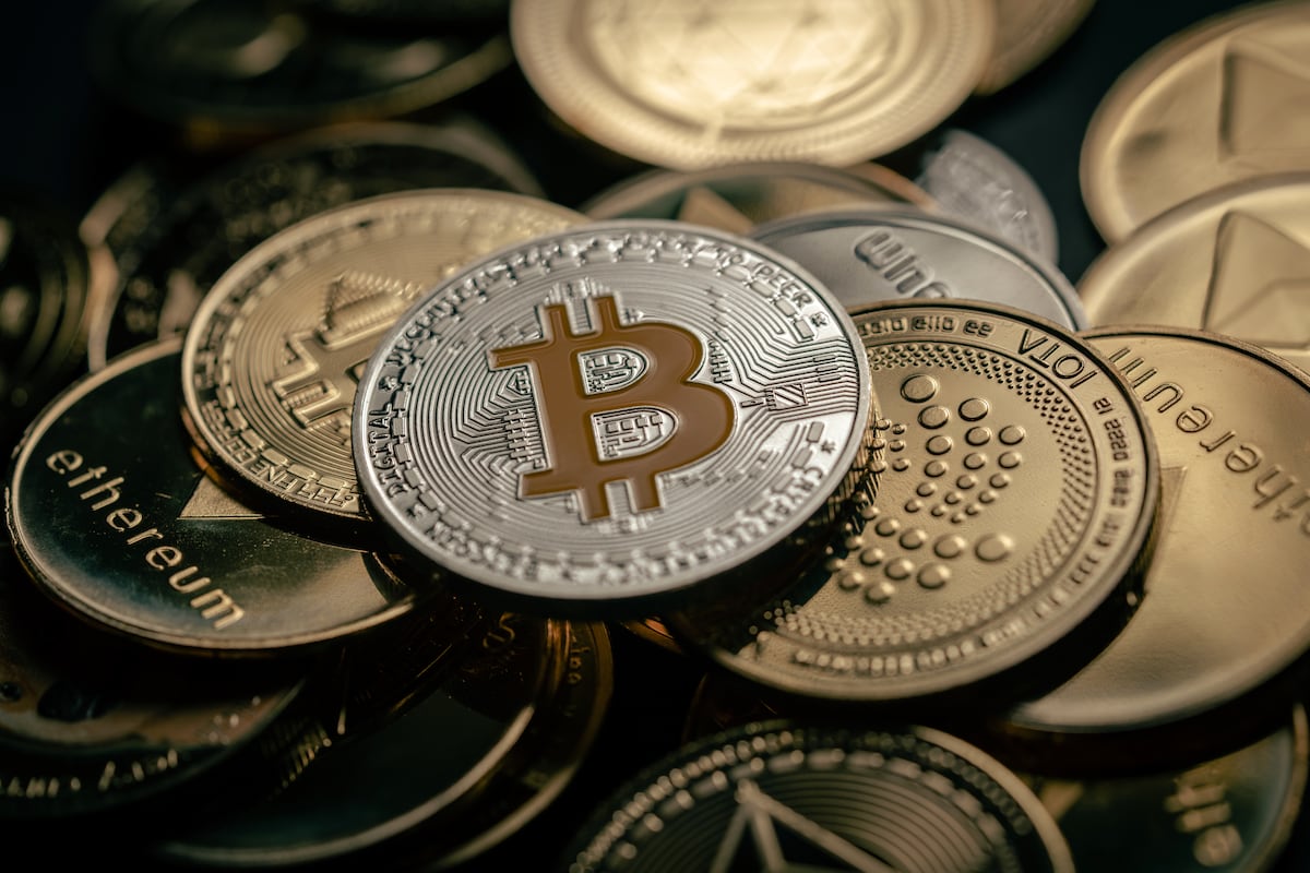 “Los inversores entran en modo pánico”: bitcoin sucumbe a la volatilidad en plena escalada del conflicto en Irán