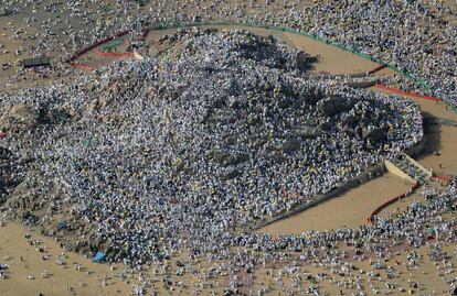 IMÁGENES DEL DÍA: Vista aérea del Monte Arafat donde los peregrinos musulmanes se reúnen para rezar, al sureste de La Meca (Arabia Saudí). Este es el lugar donde los fieles al islam creen que el profeta Mohammed dio su último sermón.