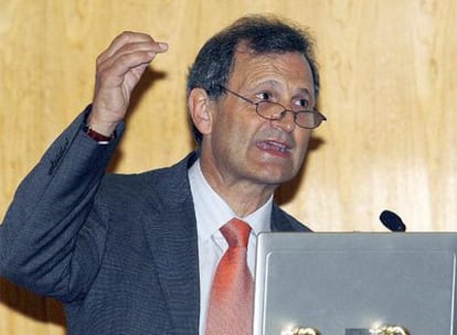 El presidente del CSIC, Carlos Martínez, en la inauguración del XXV Congreso Nacional de Estudiantes de Medicina, en Alicante.