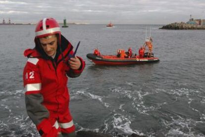 Los servicios de emergencia reanudan la búsqueda del niño desaparecido ayer en el puerto de Gijón tras volcar su embarcación de recreo.