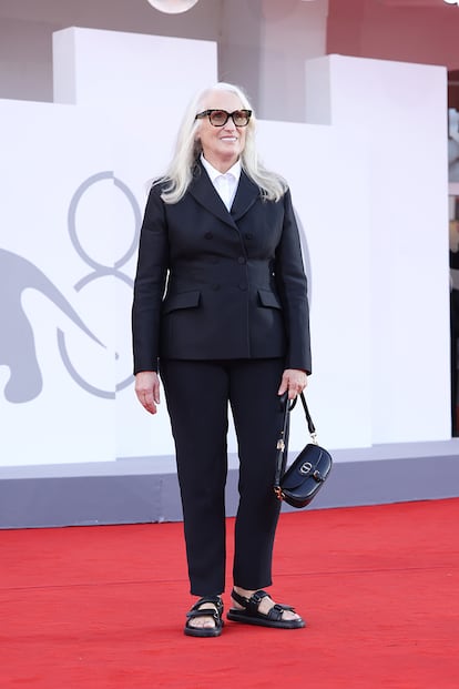 La neozelandesa Jane Campion, una de las pocas mujeres que tienen un Oscar a mejor dirección en su haber (lo ganó en 2022 por El poder del perro, y también mereció el de mejor guion original en 1994 por El piano), forma parte del jurado internacional de esta edición número 80 del festival de Venecia. Posó en la alfombra roja con un traje negro con impecable camisa blanca firmado por Christian Dior.