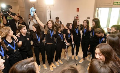 Las jugadores de la selección sub-20, a su llegada a Madrid.