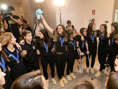 Las jugadores de la selección sub-20, a su llegada a Madrid.