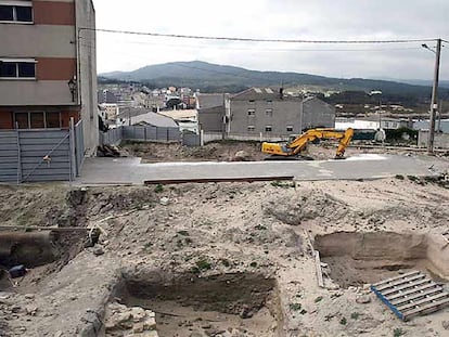Excavación para edificar viviendas en el castro de A Atalaia, en Cervo, en un solar con fosas donde se han encontrado restos castrexos.