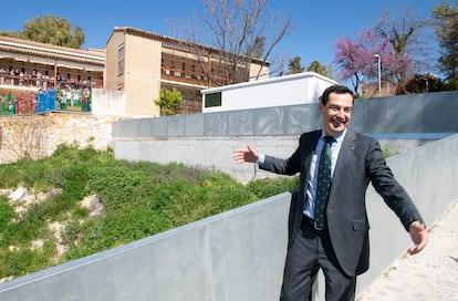El presidente de la Junta de Andalucía, Juan Manuel Moreno, saluda a los alumnos del Colegio Jesús y María de Jaén tras inaugurar el centro de salud Alameda, este martes.