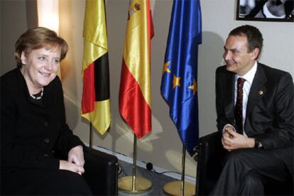 El presidente del Gobierno español se reúne con la canciller de Alemania, Ángela Merkel, durante la cumbre de Barcelona.