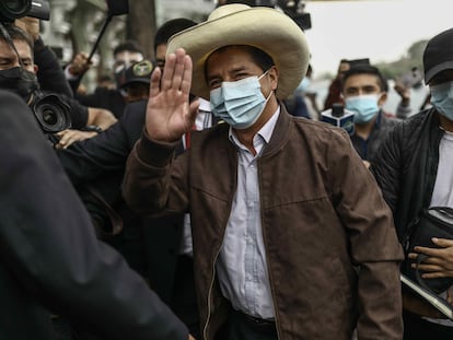 O candidato à presidência Pedro Castillo chega à Casa del Maestro nesta terça-feira, em Lima.