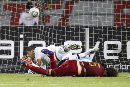 El balón rematado por Amorebieta, en el suelo, supera a Andújar, el portero argentino.