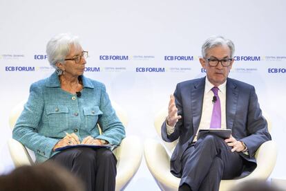 El presidente de la Reserva Federal, Jerome Powell, junto a la presidenta del Banco Central Europeo, Christine Lagarde, en el foro anual de los banqueros centrales en Sintra.