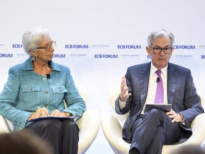 El presidente de la Reserva Federal, Jerome Powell, junto a la presidenta del Banco Central Europeo, Christine Lagarde, en el foro anual de los banqueros centrales en Sintra.