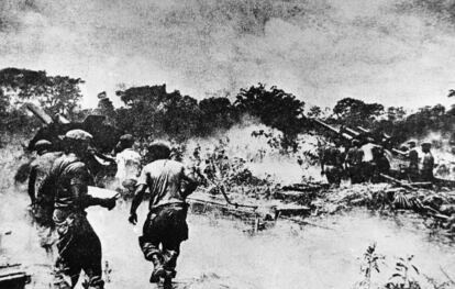 Posiciones de artillería del Ejército cubano repelen los intentos de los rebeldes cubanos de penetrar desde la cabeza de playa de playa Girón. esta imagen fue hecha el 25 de abril de 1961.