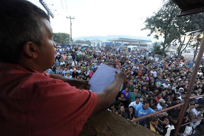 Un funcionario lee los nombres de los fallecidos en el incendio declarado en la prisión de Comayagua, Honduras.