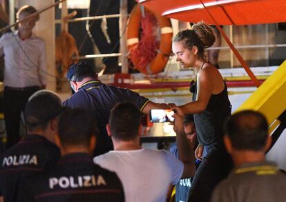 Carola Rackete fue detenida y trasladada a dependencias policiales acusada de "resistencia o violencia contra un buque de guerra", delito que implica una sentencia de tres a diez años.