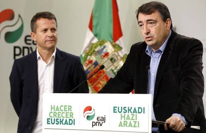 Los portavoces del Grupo Vasco en el Congreso y el Senado, Aitor Esteban y Jokin Bildarratz,