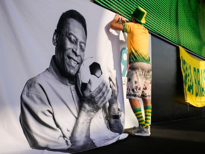 Un fan de Pelé coloca una foto suya en Doha, este lunes, antes del Brasil-Corea del Sur.