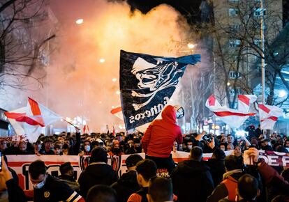 Los Bukaneros, ultras del Rayo Vallecano, en la previa de un partido en Vallecas.