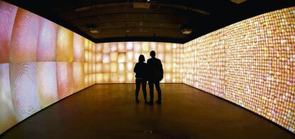 La obra "Índice de corazonadas" reúne en un panel luminoso huellas dactilares, en la exposicin sobre arte y vida artificial "Abstracción biométrica" del artista Rafael Lozano-Hemmer, en la Fundación Telefónica.