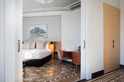 Recién renovado. Modernismo y diseño contemporáneo se aúnan en el hotel Alexandra Curio Collection de Barcelona, que acaba de estrenar reforma en 23 de sus habitaciones. A cargo de este cambio ha estado el estudio barcelonés Borrell Jover, que ha respetado la baldosa hidráulica y las molduras originales. Imágenes del Mediterráneo decoran las estancias, pero no son solo un adorno; estas fotografías forman parte del Proyecto Searching, los visitantes pueden adquirirlas y lo recaudado se invertirá en proyectos sociales.