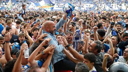 El entrenador del Espanyol, Manolo González, celebra el ascenso con los aficionados