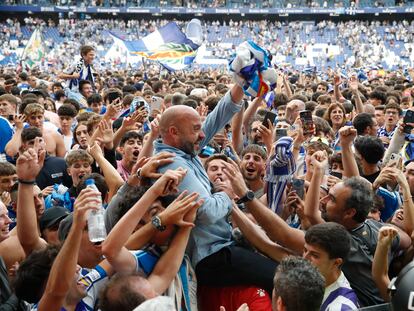 El entrenador del Espanyol, Manolo González, celebra el ascenso con los aficionados