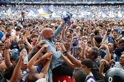 El entrenador del Espanyol, Manolo González, celebra el ascenso con los aficionados