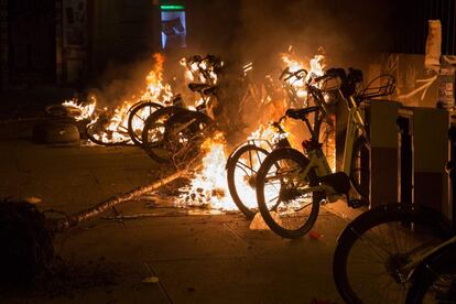 Un punto de bicicletas de Bicimad arde durante una protesta.