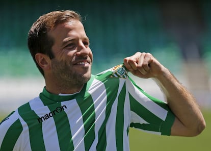 El centrocampista holandés, de ascendencia española, Rafael Van der Vaart, muestra orgulloso el escudo de su nuevo club, el Real Betis Balompié. Ha llegado al club verdiblanco a coste cero, procedente del Hamburgo alemán. Van der Vaart aún no ha debutado con el equipo sevillano, ya que se lesionó en pretemporada. Seguirá aún varias semanas de baja.