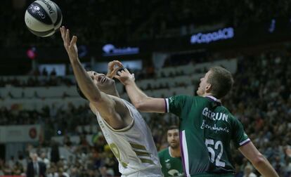 Reyes y Gerun, en una acción del partido.