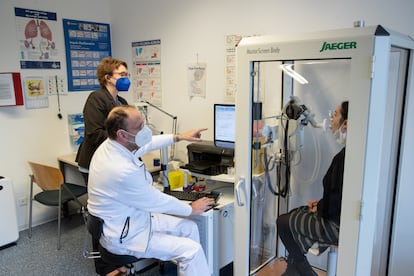 Un enfermero examinaba parámetros respiratorios de una mujer en una clínica de rehabilitación para pacientes poscovid, en enero de 2022 en Bad Rothenfelde (Alemania).