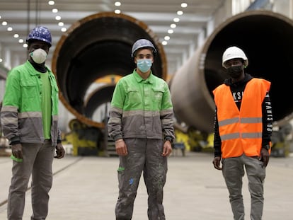 Mohamed, Othmane y Bandja, tres chavales de Costa de Marfil, Marruecos y Guinea que llegaron a España en patera cuando eran unos críos, en la fábrica de piezas de molinos de viendo de Haizea Wind, en Bilbao.