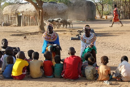Nalangu Lelosoli y Baina Lesanjir, ambas mujeres de la tribu samburu, hablan con niños de Umoja, hijos de sus habitantes femeninas.