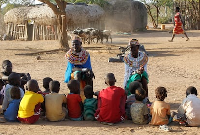 Nalangu Lelosoli y Baina Lesanjir, ambas mujeres de la tribu samburu, hablan con niños de Umoja, hijos de sus habitantes femeninas. 