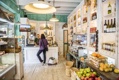 Interior de la tienda de alimentación Temps de Terra, en Barcelona.