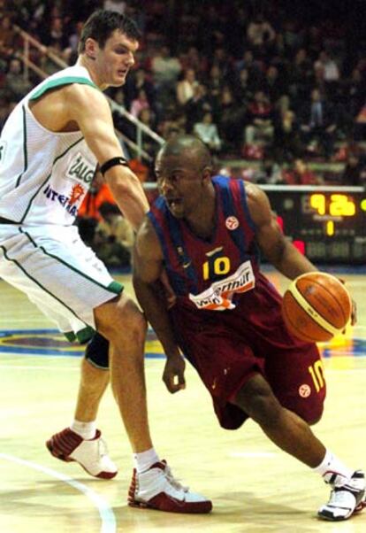 Shammond Williams (d), base del F.C Barcelona, dribla a un jugador lituano en el partido disputado este jueves en el Palau Blaugrana.