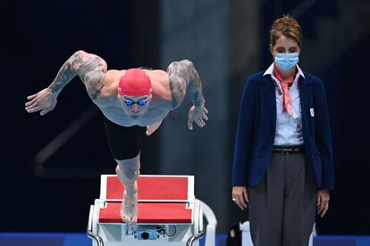 Adam Peaty, en la salida de la final de los 100 metros braza.