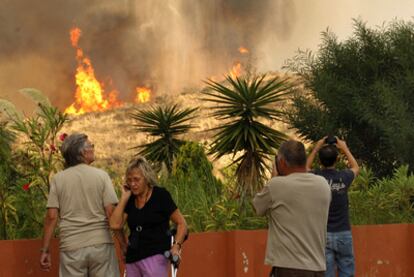Vecinos de Marbella observan el avance del fuego originado en Mijas.