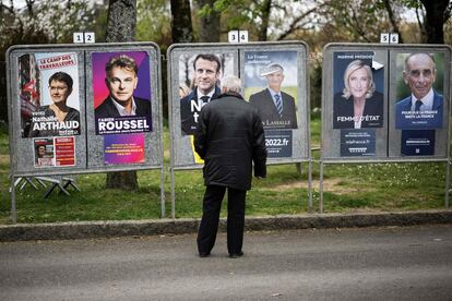 Un hombre observa carteles electorales en Montaigu, en el oeste de Francia, este sábado.