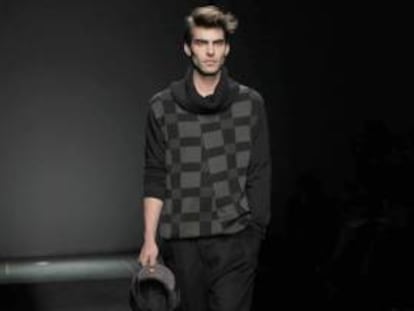 El modelo Jon Kortajarena luce hoy un diseño de la firma Miriam Ponsa en la pasarela de moda 080 Barcelona Fashion.