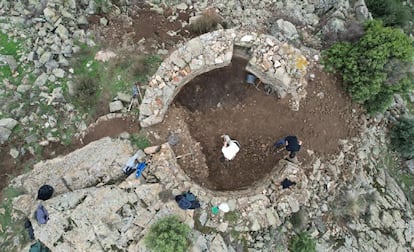 Excavación arqueológica de uno de los puestos de vigilancia de Santa María de la Alameda desde el que se avistó el avión nazi derribado.