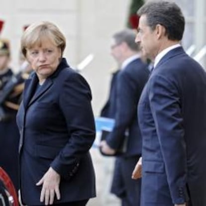 Merkel y Sarkozy antes de una reunión en El Elíseo