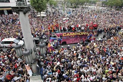 Miles y miles de barceloneses han salido a la calle a celebrar el título de Liga conseguido por el Barça. El autobús descapotable y decorado para la ocasión ha recorrido con los jugadores a bordo las principales calles de la ciudad.