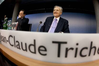 Trichet se dispone a iniciar la rueda de prensa, ayer en la sede del Banco Central Europeo, en Fráncfort.