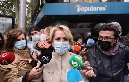 La expresidenta de la Comunidad de Madrid, Esperanza Aguirre, sale de la sede del PP el pasado octubre.