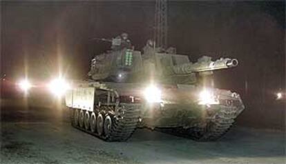 Un tanque israelí, esta madrugada durante la retirada de la ciudad cisjordana de Tulkarem.