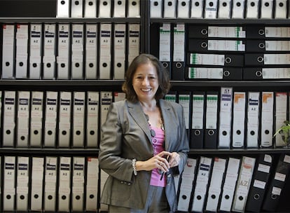 Beatriz Cabrera en los archivos del Registro de la Asamblea.